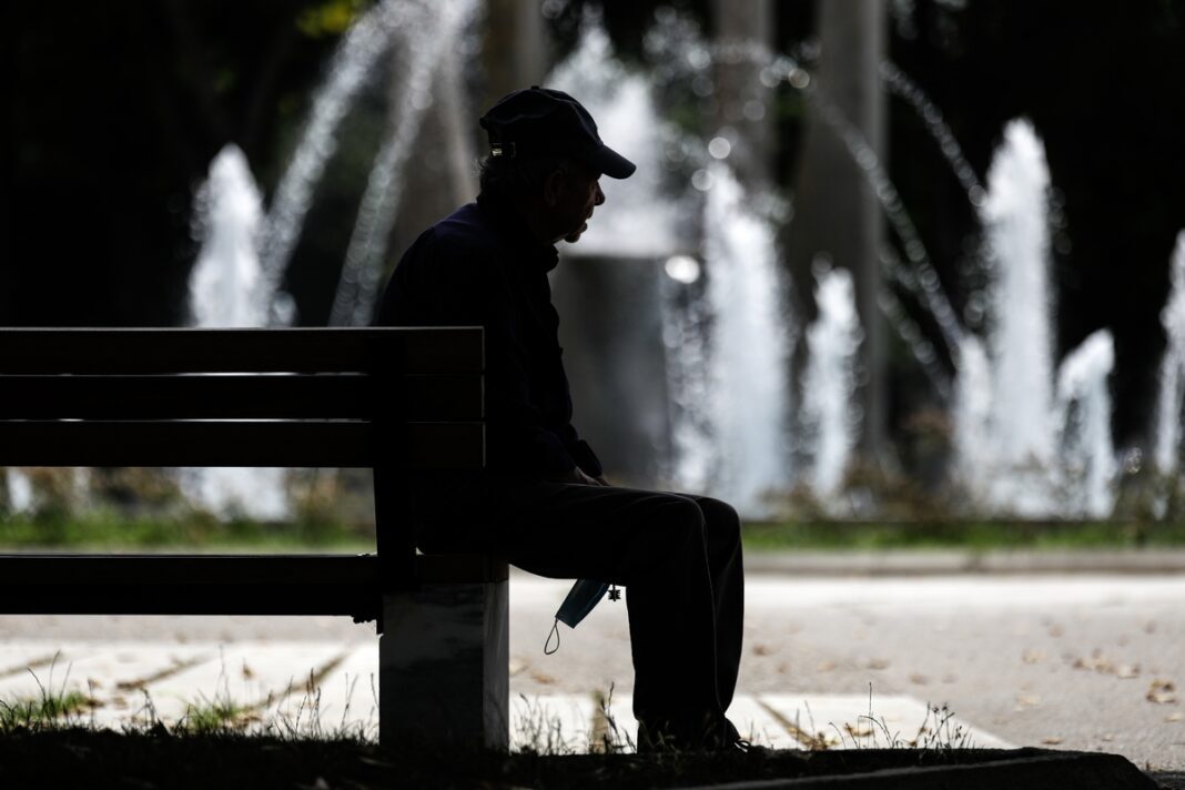 July; Thessaloniki; daily life; elderly man; fountain; heat wave; heatwave; high temperature; hot; pensioner; street; summer; weather; Θεσσαλονίκη; Ιούλιος; δρόμος; ζέστη; ηλικωμένος; καθημερινότητα; καλοκαίρι; καύσωνας; συνταξιούχος; συντριβάνι; τρίτη ηλικία; υψηλές θερμοκρασίες; υψηλή θερμοκρασία;