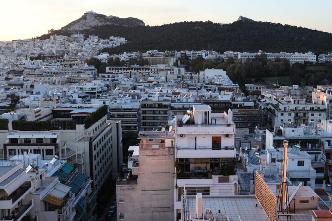 Αστικό τοπίο; city; cityscape; town; πόλη; Αθήνα; Athens; buildings; flats; apartments; Airbnb; houses; σπίτια; κατοικίες; κατοικία; ΕΝΦΙΑ; ENFIA; ενοίκια; νοίκι; ενοίκιο; rent; ακίνητη περιουσία; ακίνητα; Real Estate;
