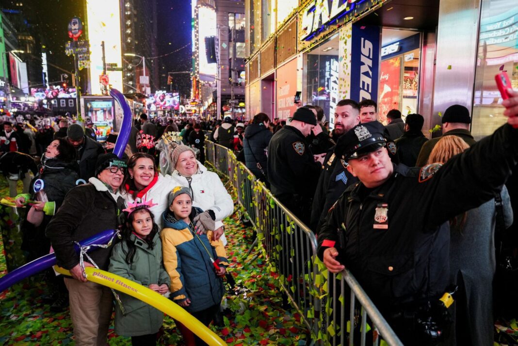 2025-01-01T062127Z368200503RC2T0CAPI4MZRTRMADP5NEW-YEAR-USA-NEW-YORK-1536x1027