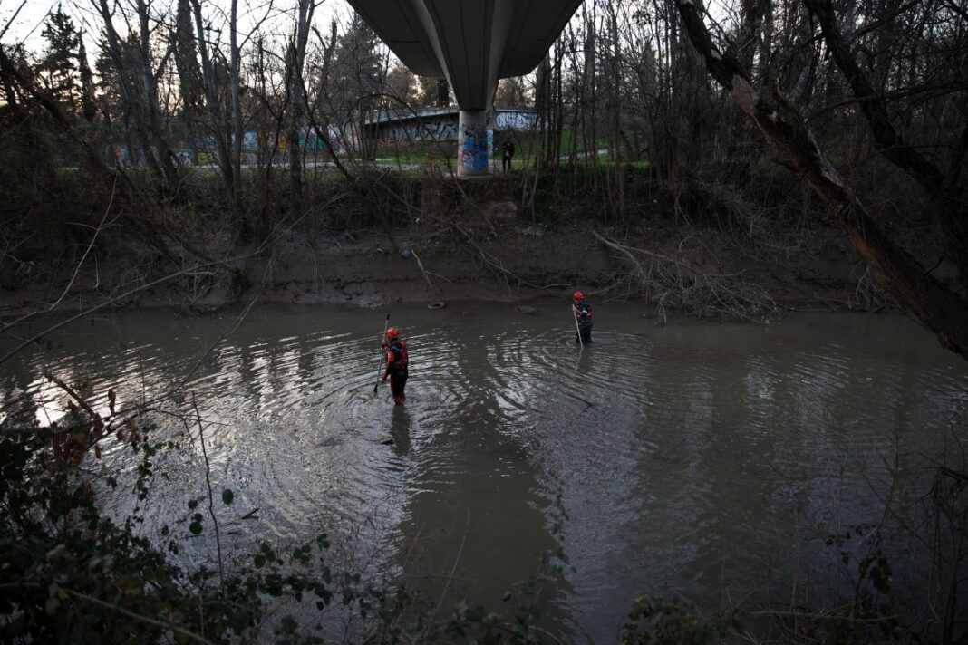 Larissa; Thessaly; search; firefighters; Λάρισα; αναζήτηση; έρευνες; έρευνα; εξαφάνιση; ποτάμι; ποταμός; πυροσβεστική; ΕΜΑΚ; Pineios; Πηνειός; 2025; investigations; αγνοούμενος;