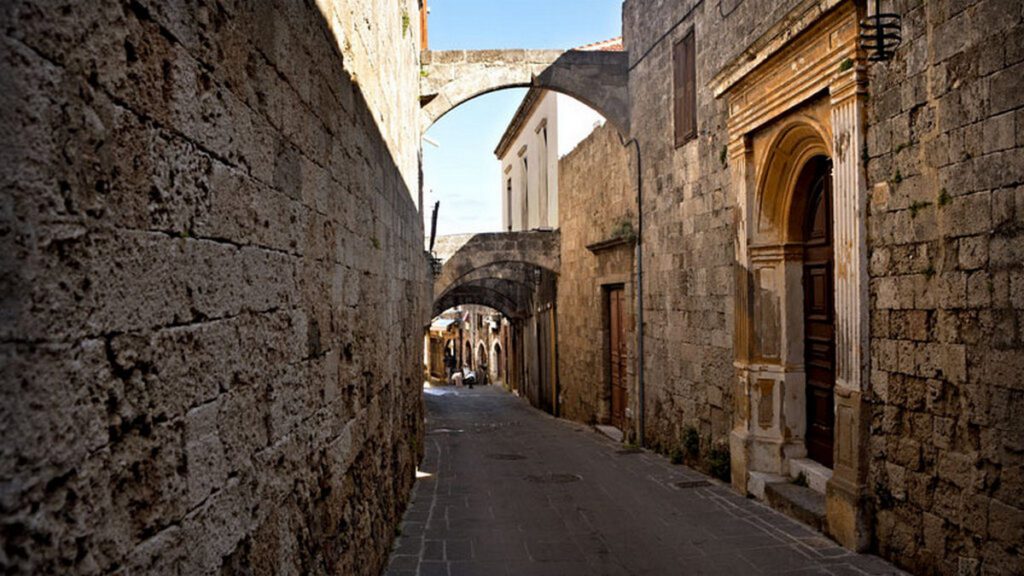 mesaioniki-poli-sokaki-1024x576