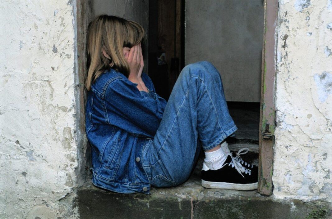 child-is-sitting-1816400_1920-1200x793