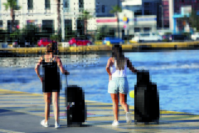 Greece; heat; holiday; Piraeus; Piraeus port; summer; tourism; tourist; tourists; Καλοκαίρι; Λιμάνι Πειραιά; Πειραιάς; αποσκευές; διακοπές; λιμάνι; ταξίδι; τουρίστας; τουρίστες;
