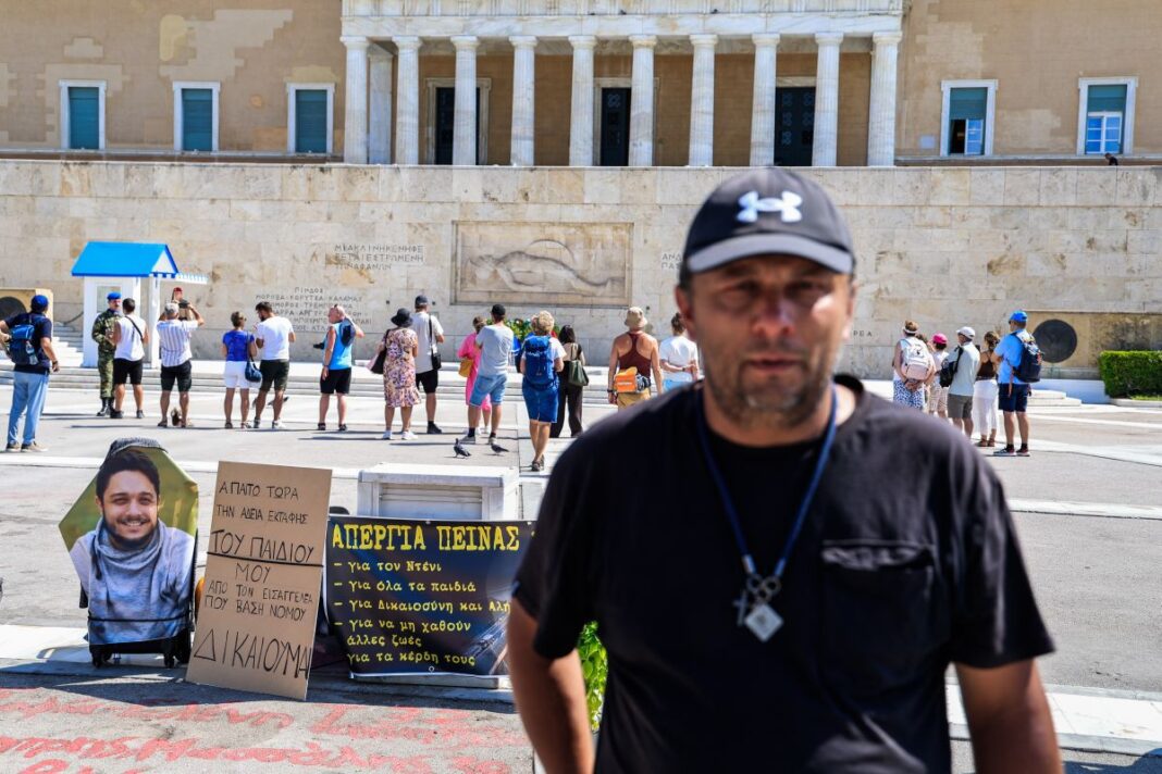 ΑΠΕΡΓΙΑ ΠΕΙΝΑΣ ΚΑΙ ΔΙΨΑΣ ΑΠΟ ΤΟΝ ΠΑΤΕΡΑ ΤΟΥ ΘΥΜΑΤΟΣ ΤΩΝ ΤΕΜΠΩΝ ΝΤΕΝΙ ΡΟΥΤΣΙ ΣΤΟ ΣΥΝΤΑΓΜΑ (ΓΙΩΡΓΟΣ ΚΟΝΤΑΡΙΝΗΣ/EUROKINISSI)